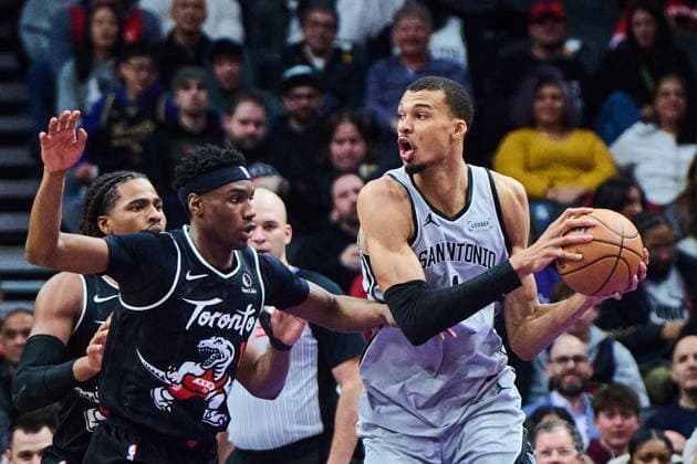 February 25, 2026, Toronto, On, Canada: San Antonio Spurs Victor Wembanyama (1) looks for a pass as Toronto Raptors Ja Kobe Walter (14) defends during first half NBA, Basketball Herren, USA basketball action in Toronto, on Wednesday, Feb. 25, 2026. Canada News - February 25, 2026 - ZUMAc35_ 20260225_zaf_c35_090 Copyright: xSammyxKoganx