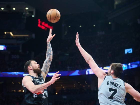 February 25, 2026, Toronto, On, Canada: Toronto Raptors Sandro Mamukelashvili (54) shoots over San Antonio Spurs Luke Kornet (7) during first half NBA, Basketball Herren, USA basketball action in Toronto, on Wednesday, Feb. 25, 2026. Canada News - February 25, 2026 - ZUMAc35_ 20260225_zaf_c35_095 Copyright: xSammyxKoganx