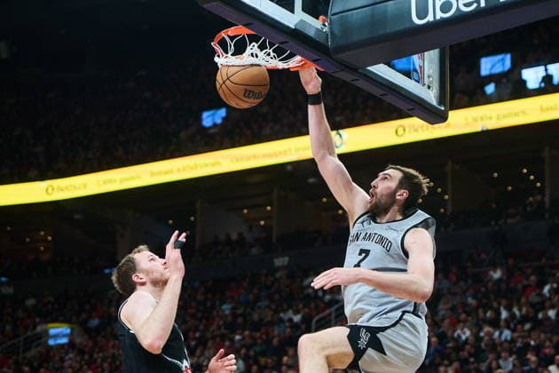 February 25, 2026, Toronto, On, Canada: San Antonio Spurs Luke Kornet (7) dunks on Toronto Raptors Jakob Poeltl (19) during second half NBA, Basketball Herren, USA basketball action in Toronto, on Wednesday, Feb. 25, 2026. Canada News - February 25, 2026 - ZUMAc35_ 20260225_zaf_c35_107 Copyright: xSammyxKoganx