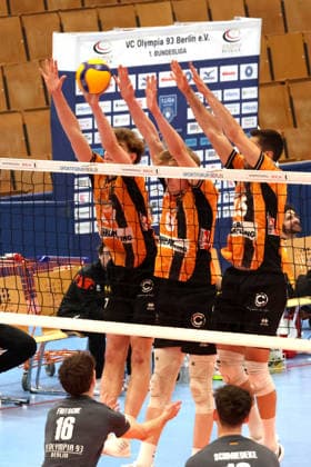 DEU, DVV, 1.VBL, BR Volleys vs. VCO Olympia, 25.02.2026, Hohenschoenhausen, Berlin, DEU, DVV, 1.VBL, BR Volleys vs. VCO Olympia, im Bild BR Volleys-Spielerblock, Arthur Wehner (BR Volleys 17), Benjamin Kirsch (BR Volleys 8), Moritz Reichert (BR Volleys 15)