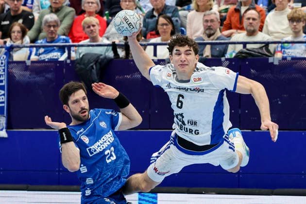Tim Suton (TBV Lemgo Lippe) und Elias Kofler (Handball Verein Hamburg) kaempfen um den Ball, DAIKIN Handball Bundesliga, TBV Lemgo Lippe v Handball Sport Verein Hamburg, PHOENIX CONTACT arena am 26. February 2026 in Lemgo, Deutschland. (Foto von Marco Steinbrenner DeFodi Images) Tim Suton (TBV Lemgo Lippe) und Elias Kofler (Handball Sport Verein Hamburg) battle for the ball, DAIKIN Handball Bundesliga, TBV Lemgo Lippe v Handball Sport Verein Hamburg, PHOENIX CONTACT arena, February 26, 2026 in Lemgo, Germany. (Photo by Marco Steinbrenner DeFodi Images) -