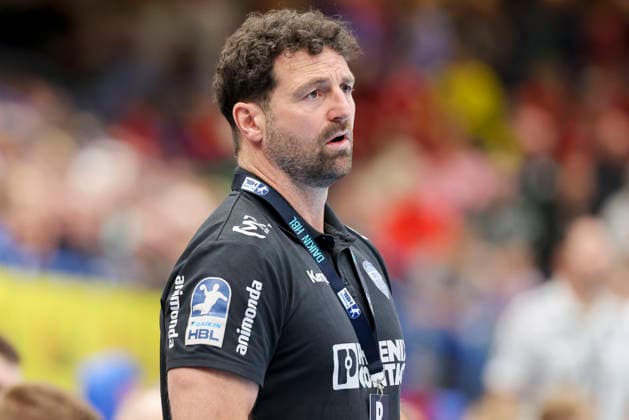 Trainer Florian Kehrmann (TBV Lemgo Lippe) schaut enttaeuscht, DAIKIN Handball Bundesliga, TBV Lemgo Lippe v Handball Verein Hamburg, PHOENIX CONTACT arena am 26. February 2026 in Lemgo, Deutschland. (Foto von Marco Steinbrenner DeFodi Images) Trainer Florian Kehrmann (TBV Lemgo Lippe) looks dejected, DAIKIN Handball Bundesliga, TBV Lemgo Lippe v Handball Sport Verein Hamburg, PHOENIX CONTACT arena, February 26, 2026 in Lemgo, Germany. (Photo by Marco Steinbrenner DeFodi Images) -