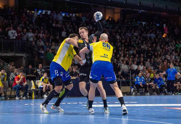 Handball, Herren, Saison 2025 2026, Champions League (Gruppe A, 12. Spieltag), Füchse Berlin - Industria Kielce, v.l. Theo Monar (Kielce), Mathias Gidsel (Füchse Berlin), Artsem Karalek (Kielce), 26.02.2026, Copyright: xSebastianxRäppold MatthiasxKochx