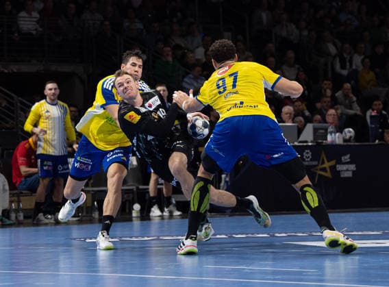 Handball, Herren, Saison 2025 2026, Champions League (Gruppe A, 12. Spieltag), Füchse Berlin - Industria Kielce, v.l. Daniel Dujshebaev (Kielce), Mathias Gidsel (Füchse Berlin), Theo Monar (Kielce), 26.02.2026, Copyright: xSebastianxRäppold MatthiasxKochx