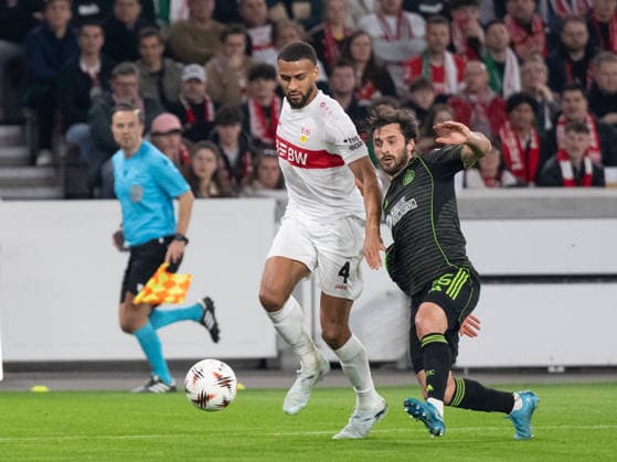 v.li. Josha Vagnoman (VfB Stuttgart, 04), Marcelo Saracchi (Celtic Glasgow, 36). GER, VfB Stuttgart vs. Celtic FC Glasgow, Fussball, UEFA Europa League, Herren, Play-Offs Rueckspiel, Spielzeit 2025 2026, 26.02.2026, GER, VfB Stuttgart vs. Celtic FC Glasgow, Fussball, UEFA Europa League, Herren, Play-Offs Rueckspiel, Spielzeit 2025 2026, 26.02.2026 Stuttgart Copyright: xEibner-Pressefoto WolfgangxFrankx EP_WFK