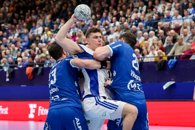 Tim Suton (TBV Lemgo Lippe), Nicolaj Joergensen (Handball Verein Hamburg) und Hendrik Wagner (TBV Lemgo Lippe) kaempfen um den Ball, DAIKIN Handball Bundesliga, TBV Lemgo Lippe v Handball Sport Verein Hamburg, PHOENIX CONTACT arena am 26. February 2026 in Lemgo, Deutschland. (Foto von Marco Steinbrenner DeFodi Images) Tim Suton (TBV Lemgo Lippe), Nicolaj Joergensen (Handball Sport Verein Hamburg) und Hendrik Wagner (TBV Lemgo Lippe) battle for the ball, DAIKIN Handball Bundesliga, TBV Lemgo Lippe v Handball Sport Verein Hamburg, PHOENIX CONTACT arena, February 26, 2026 in Lemgo, Germany. (Photo by Marco Steinbrenner DeFodi Images) -