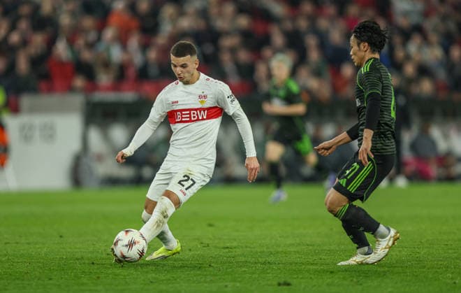 GER, Stuttgart, VfB Stuttgart vs Celtic Glasgow, Europa League, Fussball, UEFA, Spielzeit 2025 2026, MHP-Arena, Playoffs, Rückspiel im Bild v.l.: Badredine Bouanani (VfB Stuttgart 27), Reo Hatate (Celtic Glasgow 41) DFB DFL REGULATIONS PROHIBIT ANY USE OF PHOTOGRAPHS AS IMAGE SEQUENCES AND OR QUASI-VIDEO, 26.02.2026 Copyright: HMBxMedia HendrikxHamelau