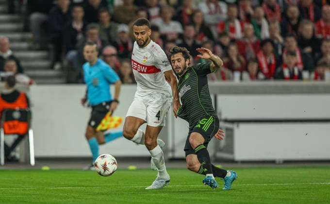 GER, Stuttgart, VfB Stuttgart vs Celtic Glasgow, Europa League, Fussball, UEFA, Spielzeit 2025 2026, MHP-Arena, Playoffs, Rückspiel im Bild v.l.: Josha Vagnoman (VfB Stuttgart 4) , Marcelo Saracchi (Celtic Glasgow 36) DFB DFL REGULATIONS PROHIBIT ANY USE OF PHOTOGRAPHS AS IMAGE SEQUENCES AND OR QUASI-VIDEO, 26.02.2026 Copyright: HMBxMedia HendrikxHamelau