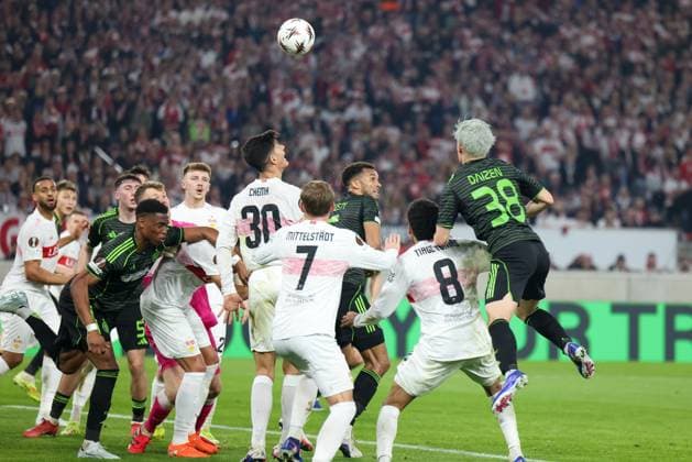Aktion im Strafraum mit Chema Andres 30 (VfB Stuttgart), Daizen Maeda 38 (Celtic Glasgow FC), Maximilian Mittelstaedt 7 (VfB Stuttgart) und Tiago Tomas 8 (VfB Stuttgart), VfB Stuttgart vs. Celtic Glasgow FC, Fussball, Maenner, UEFA Europa League, Saison 2025 2026, Play-off, Round 2 of 2, 26.02.2026 Stuttgart Baden-Wuerttemberg Deutschland