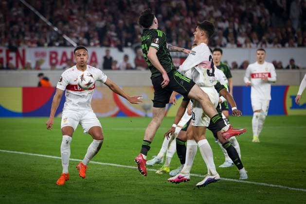 Colby Donovan 51 (Celtic Glasgow FC) verpasst einen Ball, Chance fuer Glasgow, mit Luca Jaquez 14 (VfB Stuttgart), Chema Andres 30 (VfB Stuttgart), VfB Stuttgart vs. Celtic Glasgow FC, Fussball, Maenner, UEFA Europa League, Saison 2025 2026, Play-off, Round 2 of 2, 26.02.2026 Stuttgart Baden-Wuerttemberg Deutschland