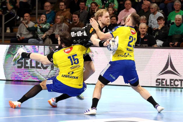 DEU, EHF Champions League, Fuechse Berlin vs.Industria Kielce, 26.02.2026, Max-Schmeling-Halle, Berlin, DEU, EHF Champions League, Fuechse Berlin vs.Industria Kielce, im Bild Matthes Langhoff (Fuechse Berlin 25), Jorge Maqueda (Industria Kielce 15), Arkadiusz Moryto (Industria Kielce 23)