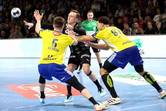 DEU, EHF Champions League, Fuechse Berlin vs.Industria Kielce, 26.02.2026, Max-Schmeling-Halle, Berlin, DEU, EHF Champions League, Fuechse Berlin vs.Industria Kielce, im Bild Tobias Grondahl (Fuechse Berlin 15), Michal Olejniczak (Industria Kielce 5), Theo Monar (Industria Kielce 97)