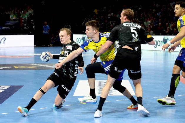 DEU, EHF Champions League, Fuechse Berlin vs.Industria Kielce, 26.02.2026, Max-Schmeling-Halle, Berlin, DEU, EHF Champions League, Fuechse Berlin vs.Industria Kielce, im Bild Tobias Grondahl (Fuechse Berlin 15), Max Darj (Fuechse Berlin 5), Michal Olejniczak (Industria Kielce 5)
