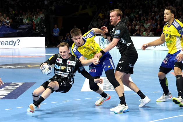 DEU, EHF Champions League, Fuechse Berlin vs.Industria Kielce, 26.02.2026, Max-Schmeling-Halle, Berlin, DEU, EHF Champions League, Fuechse Berlin vs.Industria Kielce, im Bild Tobias Grondahl (Fuechse Berlin 15), Max Darj (Fuechse Berlin 5), Michal Olejniczak (Industria Kielce 5)