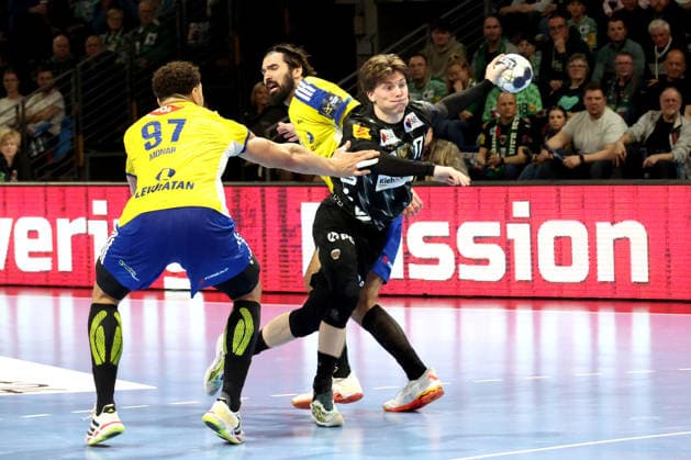 DEU, EHF Champions League, Fuechse Berlin vs.Industria Kielce, 26.02.2026, Max-Schmeling-Halle, Berlin, DEU, EHF Champions League, Fuechse Berlin vs.Industria Kielce, im Bild Nils Lichtlein (Fuechse Berlin 17), Jorge Maqueda (Industria Kielce 15), Theo Monar (Industria Kielce 97)