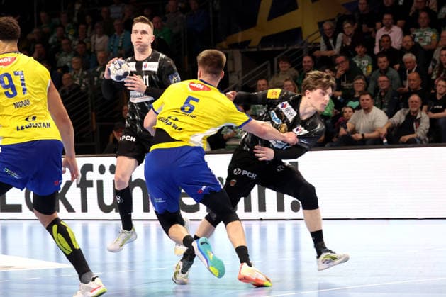 DEU, EHF Champions League, Fuechse Berlin vs.Industria Kielce, 26.02.2026, Max-Schmeling-Halle, Berlin, DEU, EHF Champions League, Fuechse Berlin vs.Industria Kielce, im Bild Lasse Andersson (Fuechse Berlin 11), Nils Lichtlein (Fuechse Berlin 17), Michal Olejniczak (Industria Kielce 5)