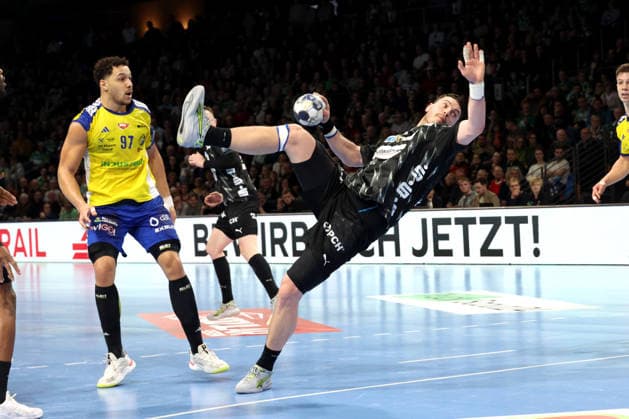 DEU, EHF Champions League, Fuechse Berlin vs.Industria Kielce, 26.02.2026, Max-Schmeling-Halle, Berlin, DEU, EHF Champions League, Fuechse Berlin vs.Industria Kielce, im Bild Mijajlo Marsenic (Fuechse Berlin 93), Theo Monar (Industria Kielce 97)
