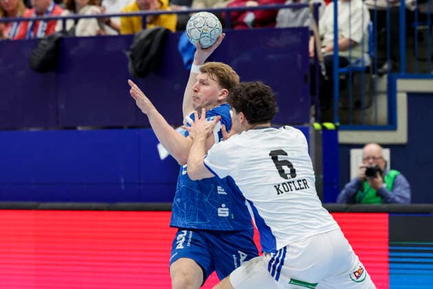 Lukas Hutecek (TBV Lemgo Lippe) und Elias Kofler (Handball Verein Hamburg) kaempfen um den Ball, DAIKIN Handball Bundesliga, TBV Lemgo Lippe v Handball Sport Verein Hamburg, PHOENIX CONTACT arena am 26. February 2026 in Lemgo, Deutschland. (Foto von Marco Steinbrenner DeFodi Images) Lukas Hutecek (TBV Lemgo Lippe) und Elias Kofler (Handball Sport Verein Hamburg) battle for the ball, DAIKIN Handball Bundesliga, TBV Lemgo Lippe v Handball Sport Verein Hamburg, PHOENIX CONTACT arena, February 26, 2026 in Lemgo, Germany. (Photo by Marco Steinbrenner DeFodi Images) -