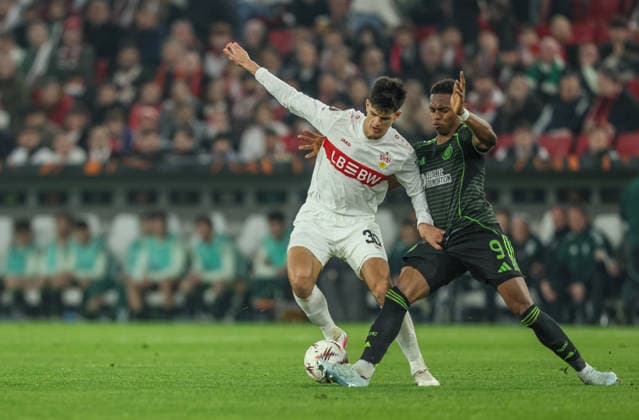 GER, Stuttgart, VfB Stuttgart vs Celtic Glasgow, Europa League, Fussball, UEFA, Spielzeit 2025 2026, MHP-Arena, Playoffs, Rückspiel im Bild v.l.: Chema Andres (VfB Stuttgart 30), Junior Adamu (Celtic Glasgow 9) DFB DFL REGULATIONS PROHIBIT ANY USE OF PHOTOGRAPHS AS IMAGE SEQUENCES AND OR QUASI-VIDEO, 26.02.2026 Copyright: HMBxMedia HendrikxHamelau
