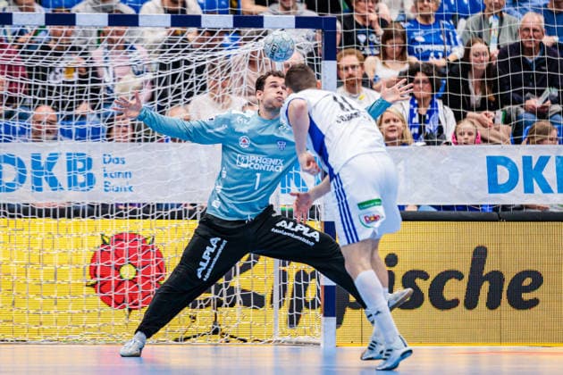 v.l. Constantin Moestl (TBV Lemgo Lippe, 01), Nicolaj Joergensen (Handball Verein Hamburg, 11) beim Siebenmeter 7 Meter Wurf GER, TBV Lemgo Lippe vs. Handball Sport Verein Hamburg, Handball, 1. Bundesliga, 23. Spieltag, Spielzeit 2025 2026, 26.02.2026 GER, TBV Lemgo Lippe vs. Handball Sport Verein Hamburg, Handball, 1. Bundesliga, 23. Spieltag, Spielzeit 2025 2026, 26.02.2026 Lemgo Copyright: xEibner-Pressefoto JanxRollingerx EP_JSK