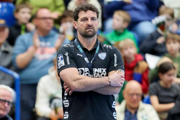 Trainer Florian Kehrmann (TBV Lemgo Lippe) schaut enttaeuscht, DAIKIN Handball Bundesliga, TBV Lemgo Lippe v Handball Verein Hamburg, PHOENIX CONTACT arena am 26. February 2026 in Lemgo, Deutschland. (Foto von Marco Steinbrenner DeFodi Images) Trainer Florian Kehrmann (TBV Lemgo Lippe) looks dejected, DAIKIN Handball Bundesliga, TBV Lemgo Lippe v Handball Sport Verein Hamburg, PHOENIX CONTACT arena, February 26, 2026 in Lemgo, Germany. (Photo by Marco Steinbrenner DeFodi Images) -