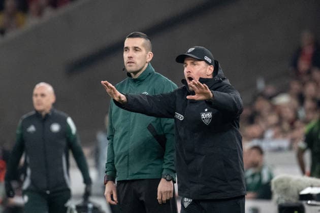 Sebastian Hoeness (VfB Stuttgart, Chef-Trainer), Frust, gestikuliert.li, 4. Offizieller Milos Gigovic (BIH), GER, VfB Stuttgart vs. Celtic FC Glasgow, Fussball, UEFA Europa League, Herren, Play-Offs Rueckspiel, Spielzeit 2025 2026, 26.02.2026, GER, VfB Stuttgart vs. Celtic FC Glasgow, Fussball, UEFA Europa League, Herren, Play-Offs Rueckspiel, Spielzeit 2025 2026, 26.02.2026 Stuttgart Copyright: xEibner-Pressefoto WolfgangxFrankx EP_WFK