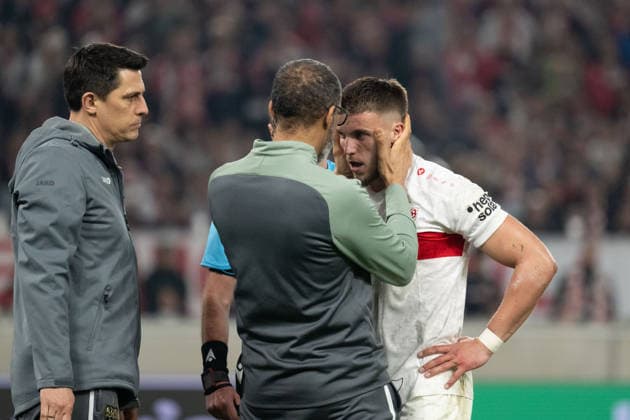 Ermedin Demirovic (VfB Stuttgart, 09) wird vom Mannschaftsarzt gecheckt. GER, VfB Stuttgart vs. Celtic FC Glasgow, Fussball, UEFA Europa League, Herren, Play-Offs Rueckspiel, Spielzeit 2025 2026, 26.02.2026, GER, VfB Stuttgart vs. Celtic FC Glasgow, Fussball, UEFA Europa League, Herren, Play-Offs Rueckspiel, Spielzeit 2025 2026, 26.02.2026 Stuttgart Copyright: xEibner-Pressefoto WolfgangxFrankx EP_WFK