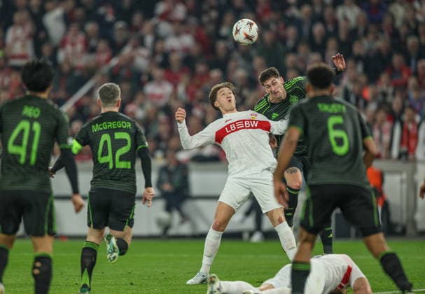 GER, Stuttgart, VfB Stuttgart vs Celtic Glasgow, Europa League, Fussball, UEFA, Spielzeit 2025 2026, MHP-Arena, Playoffs, Rückspiel im Bild v.l.: Angelo Stiller (VfB Stuttgart 6), Auston Trusty (Celtic Glasgow 6) DFB DFL REGULATIONS PROHIBIT ANY USE OF PHOTOGRAPHS AS IMAGE SEQUENCES AND OR QUASI-VIDEO, 26.02.2026 Copyright: HMBxMedia HendrikxHamelau