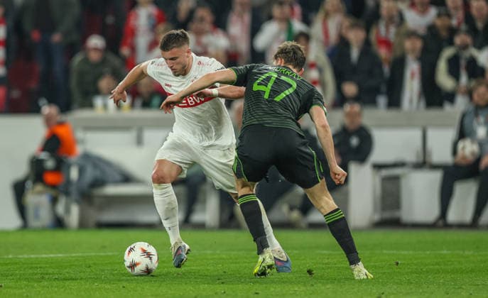 GER, Stuttgart, VfB Stuttgart vs Celtic Glasgow, Europa League, Fussball, UEFA, Spielzeit 2025 2026, MHP-Arena, Playoffs, Rückspiel im Bild v.l.: Ermedin Demirovic (VfB Stuttgart 9), Dane Murray (Celtic Glasgow 47), Zweikampf DFB DFL REGULATIONS PROHIBIT ANY USE OF PHOTOGRAPHS AS IMAGE SEQUENCES AND OR QUASI-VIDEO, 26.02.2026 Copyright: HMBxMedia HendrikxHamelau
