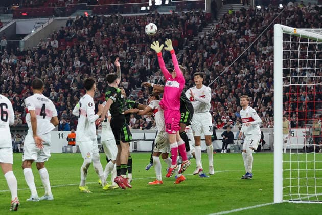 Alexander Nübel, Nubel (VfB Stuttgart, 33) faengt den Ball , Deutschland, Fussball, UEFA Europa League, Play-offs, 2025 2026, VfB Stuttgart vs. Celtic Glasgow, 26.02.2026, Stuttgart MHP Arena Deutschland Copyright: xGrantxHubbsx