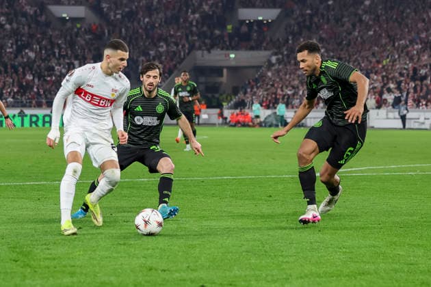 Badredine Bouanani (VfB Stuttgart, 27), Marcelo Saracchi (Celtic Glasgow, 36) und Auston Trusty (Celtic Glasgow, 06) im Kampf um den Ball , Deutschland, Fussball, UEFA Europa League, Play-offs, 2025 2026, VfB Stuttgart vs. Celtic Glasgow, 26.02.2026, Stuttgart MHP Arena Deutschland Copyright: xGrantxHubbsx