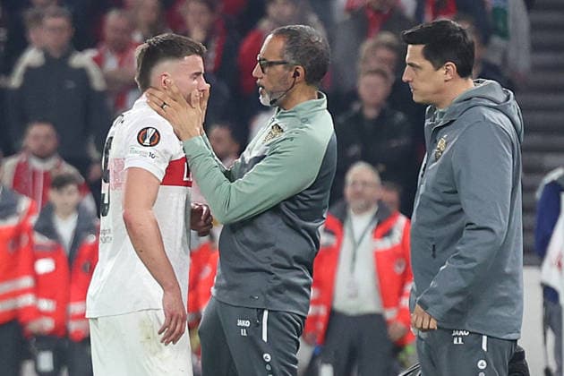26.02.2026, xrekx, Fussball UEFA Europa League, VfB Stuttgart - Celtic Glasgow v.l. Ermedin Demirovic (VfB Stuttgart) verletzt, Verletzung, Schmerz, Schmerzen, injured, injury, pain, pains (DFL DFB REGULATIONS PROHIBIT ANY USE OF PHOTOGRAPHS as IMAGE SEQUENCES and or QUASI-VIDEO) Stuttgart