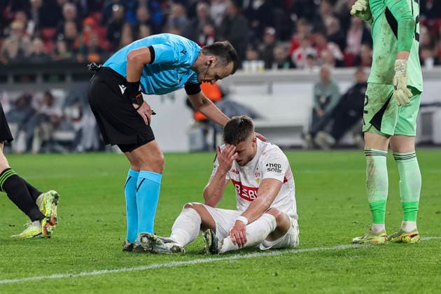 Ermedin Demirović, Demirovic (VfB Stuttgart, 09) verletzt am Boden , Deutschland, Fussball, UEFA Europa League, Play-offs, 2025 2026, VfB Stuttgart vs. Celtic Glasgow, 26.02.2026, Stuttgart MHP Arena Deutschland Copyright: xGrantxHubbsx