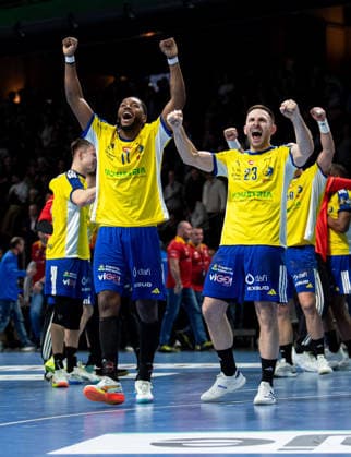 Handball, Herren, Saison 2025 2026, Champions League (Gruppe A, 12. Spieltag), Füchse Berlin - Industria Kielce, v.l. Benoit Kounkoud (Kielce), Arkadiusz Jacek Moryto (Kielce), Jubel nach Abpfiff, 26.02.2026, Copyright: xSebastianxRäppold MatthiasxKochx
