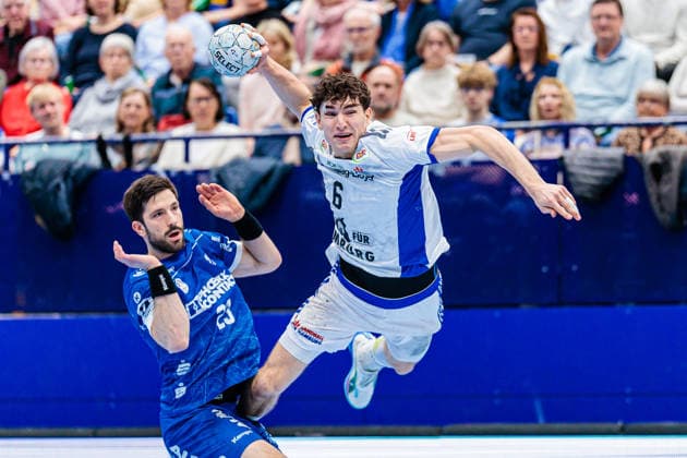 v.l. Tim Suton (TBV Lemgo Lippe, 23), Elias Kofler (Handball Verein Hamburg, 06) GER, TBV Lemgo Lippe vs. Handball Sport Verein Hamburg, Handball, 1. Bundesliga, 23. Spieltag, Spielzeit 2025 2026, 26.02.2026 GER, TBV Lemgo Lippe vs. Handball Sport Verein Hamburg, Handball, 1. Bundesliga, 23. Spieltag, Spielzeit 2025 2026, 26.02.2026 Lemgo Copyright: xEibner-Pressefoto JanxRollingerx EP_JSK