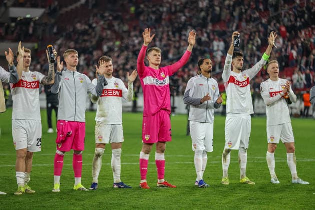 GER, Stuttgart, VfB Stuttgart vs Celtic Glasgow, Europa League, Fussball, UEFA, Spielzeit 2025 2026, MHP-Arena, Playoffs, Rückspiel im Bild: VfB Stuttgart feiert mit den Fans den Einzug in die nächste Runde trotz Niederlage nach Abpfiff DFB DFL REGULATIONS PROHIBIT ANY USE OF PHOTOGRAPHS AS IMAGE SEQUENCES AND OR QUASI-VIDEO, 26.02.2026 Copyright: HMBxMedia HendrikxHamelau