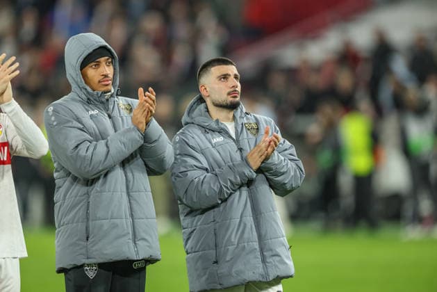 GER, Stuttgart, VfB Stuttgart vs Celtic Glasgow, Europa League, Fussball, UEFA, Spielzeit 2025 2026, MHP-Arena, Playoffs, Rückspiel im Bild: VfB Stuttgart feiert mit den Fans den Einzug in die nächste Runde trotz Niederlage nach Abpfiff, Frust und Enttäuschung trotzdem bei Jamie Leweling (VfB Stuttgart 18) und Deniz Undav (VfB Stuttgart 26) DFB DFL REGULATIONS PROHIBIT ANY USE OF PHOTOGRAPHS AS IMAGE SEQUENCES AND OR QUASI-VIDEO, 26.02.2026 Copyright: HMBxMedia HendrikxHamelau