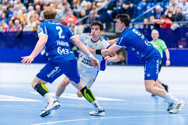 v.l. Lukas Hutecek (TBV Lemgo Lippe, 02), Elias Kofler (Handball Verein Hamburg, 06), Frederik Simak (TBV Lemgo Lippe, 08) GER, TBV Lemgo Lippe vs. Handball Sport Verein Hamburg, Handball, 1. Bundesliga, 23. Spieltag, Spielzeit 2025 2026, 26.02.2026 GER, TBV Lemgo Lippe vs. Handball Sport Verein Hamburg, Handball, 1. Bundesliga, 23. Spieltag, Spielzeit 2025 2026, 26.02.2026 Lemgo Copyright: xEibner-Pressefoto JanxRollingerx EP_JSK