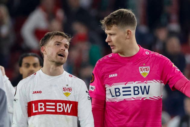 Maximilian Mittelstädt, Mittelstadt (VfB Stuttgart, 07) und Alexander Nübel, Nubel (VfB Stuttgart, 33) nach dem Spiel , Deutschland, Fussball, UEFA Europa League, Play-offs, 2025 2026, VfB Stuttgart vs. Celtic Glasgow, 26.02.2026, Stuttgart MHP Arena Deutschland Copyright: xGrantxHubbsx