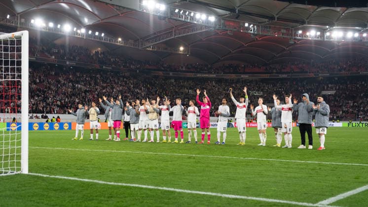 Die Mannschaft des VfB Stuttgart bedankt sich nach Spielende bei den Fans. GER, VfB Stuttgart vs. Celtic FC Glasgow, Fussball, UEFA Europa League, Herren, Play-Offs Rueckspiel, Spielzeit 2025 2026, 26.02.2026, GER, VfB Stuttgart vs. Celtic FC Glasgow, Fussball, UEFA Europa League, Herren, Play-Offs Rueckspiel, Spielzeit 2025 2026, 26.02.2026 Stuttgart Copyright: xEibner-Pressefoto WolfgangxFrankx EP_WFK
