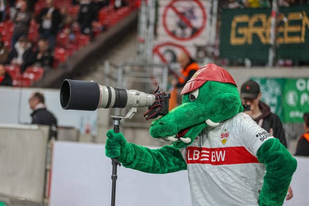 GER, Stuttgart, VfB Stuttgart vs Celtic Glasgow, Europa League, Fussball, UEFA, Spielzeit 2025 2026, MHP-Arena, Playoffs, Rückspiel im Bild: Maskottchen Fritzle VfB Stuttgart mit Kamera DFB DFL REGULATIONS PROHIBIT ANY USE OF PHOTOGRAPHS AS IMAGE SEQUENCES AND OR QUASI-VIDEO, 26.02.2026 Copyright: HMBxMedia HendrikxHamelau