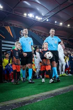 Referee Schiedsrichter Irfan Peljto (BIH), rechts, fuehrt die beiden Mannschaften aufs Feld, VfB Stuttgart vs. Celtic Glasgow FC, Fussball, Maenner, UEFA Europa League, Saison 2025 2026, Play-off, Round 2 of 2, 26.02.2026 Stuttgart Baden-Wuerttemberg Deutschland