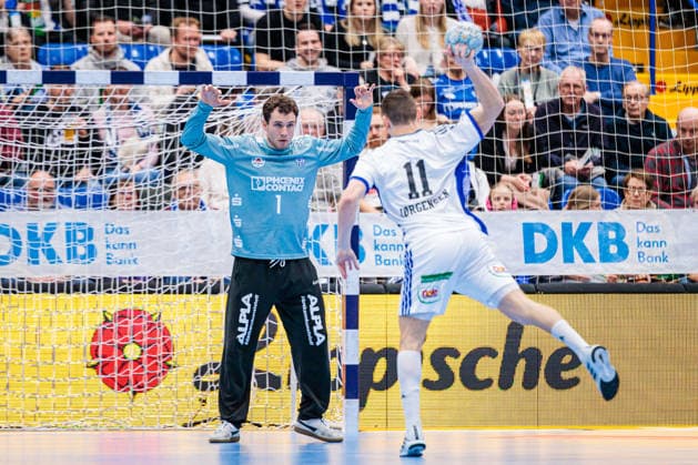 v.l. Constantin Moestl (TBV Lemgo Lippe, 01), Nicolaj Joergensen (Handball Verein Hamburg, 11) beim Siebenmeter 7 Meter Wurf GER, TBV Lemgo Lippe vs. Handball Sport Verein Hamburg, Handball, 1. Bundesliga, 23. Spieltag, Spielzeit 2025 2026, 26.02.2026 GER, TBV Lemgo Lippe vs. Handball Sport Verein Hamburg, Handball, 1. Bundesliga, 23. Spieltag, Spielzeit 2025 2026, 26.02.2026 Lemgo Copyright: xEibner-Pressefoto JanxRollingerx EP_JSK