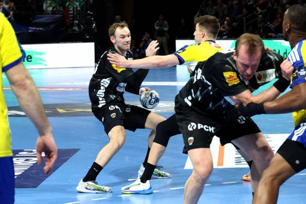 DEU, EHF Champions League, Fuechse Berlin vs.Industria Kielce, 26.02.2026, Max-Schmeling-Halle, Berlin, DEU, EHF Champions League, Fuechse Berlin vs.Industria Kielce, im Bild Mathias Gidsel (Fuechse Berlin 19), Michal Olejniczak (Industria Kielce 5)