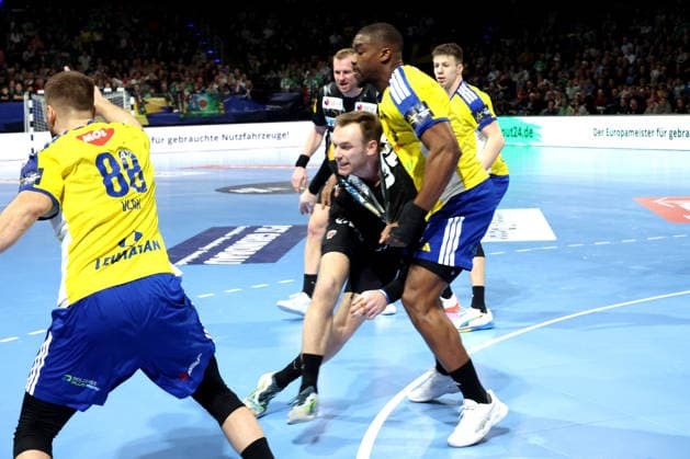 DEU, EHF Champions League, Fuechse Berlin vs.Industria Kielce, 26.02.2026, Max-Schmeling-Halle, Berlin, DEU, EHF Champions League, Fuechse Berlin vs.Industria Kielce, im Bild Mathias Gidsel (Fuechse Berlin 19), Dylan Nahi (Industria Kielce 99)