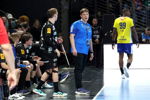 DEU, EHF Champions League, Fuechse Berlin vs.Industria Kielce, 26.02.2026, Max-Schmeling-Halle, Berlin, DEU, EHF Champions League, Fuechse Berlin vs.Industria Kielce, im Bild Cheftrainer Nicolej Krickau (Fuechse Berlin), Tobias Grondahl (Fuechse Berlin 15)