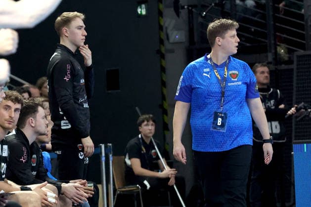 DEU, EHF Champions League, Fuechse Berlin vs.Industria Kielce, 26.02.2026, Max-Schmeling-Halle, Berlin, DEU, EHF Champions League, Fuechse Berlin vs.Industria Kielce, im Bild Lasse Ludwig (Fuechse Berlin 1), Cheftrainer Nicolej Krickau (Fuechse Berlin)