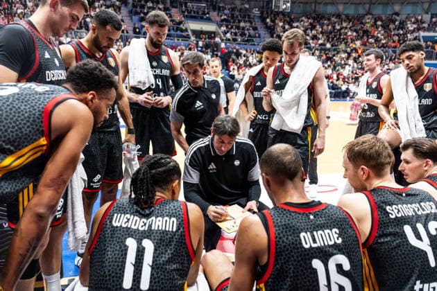 GER, FIBA Basketball World Cup 2027, European Qualifiers, Kroatien-Deutschland. 27.02.2026, Drazen Petrovic Basketball Center, Zagreb, GER, FIBA Basketball World Cup 2027, European Qualifiers, Kroatien-Deutschland. Ãlex Mumbru (Trainer, Deutschland) spricht mit seinen Spielern  Foto: Alexander Trienitz Zagreb Drazen Petrovic Basketball Center Zagreb Kroatien