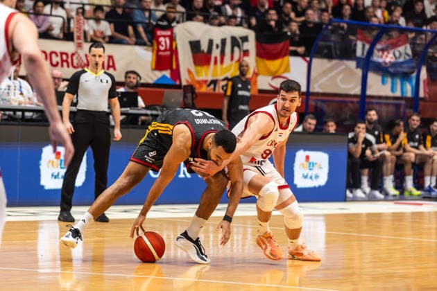 GER, FIBA Basketball World Cup 2027, European Qualifiers, Kroatien-Deutschland. 27.02.2026, Drazen Petrovic Basketball Center, Zagreb, GER, FIBA Basketball World Cup 2027, European Qualifiers, Kroatien-Deutschland. Johannes Thiemann (Deutschland, No 32), Toni Nakic (Kroatien, No99) Â Foto: Alexander Trienitz Zagreb Drazen Petrovic Basketball Center Zagreb Kroatien