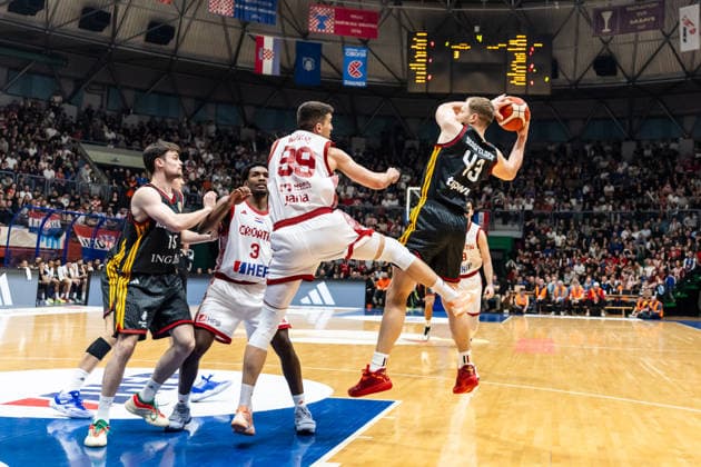 GER, FIBA Basketball World Cup 2027, European Qualifiers, Kroatien-Deutschland. 27.02.2026, Drazen Petrovic Basketball Center, Zagreb, GER, FIBA Basketball World Cup 2027, European Qualifiers, Kroatien-Deutschland. Christian Sengfelder (Deutschland, No43), Toni Nakic (Kroatien, No99) Â Foto: Alexander Trienitz Zagreb Drazen Petrovic Basketball Center Zagreb Kroatien
